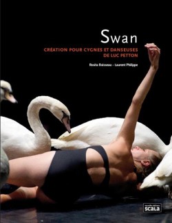Swan. Création pour cygnes et danseuses de Luc Petton