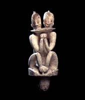 Figure à deux têtes, en calcaire sculpté et peint.