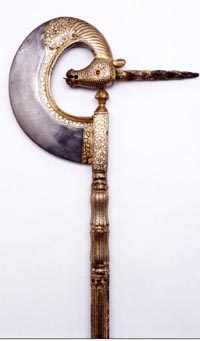 Hache, Inde, période moghole, ou Deccan,  XVIIIe siècle, Acier, or, rubis, Vaduz ©Furusiyya Art Foundation