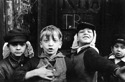 Helen Levitt. New York. Circa 1940