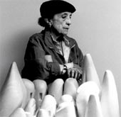 Louise Bourgeois en 1990 avec sa sculpture en marbre Eye to Eye (1970)