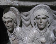 Détail du chapiteau sculpté des quatres femmes au Tombeau, vers 1120-1130, ville de Moza (c) Droits réservés