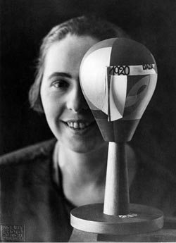 Sophie Taeuber-Arp avec tête Dada, Zurich, 1920. Stiftung Arp e.V., Berlin/Rolandswerth / Nic Aluf © Droits réservés